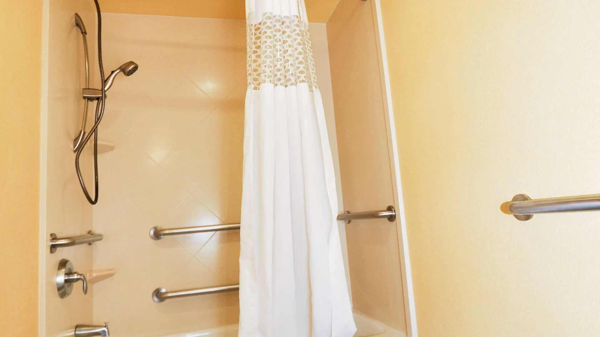 Hampton Inn & Suites Louisville East Hotel