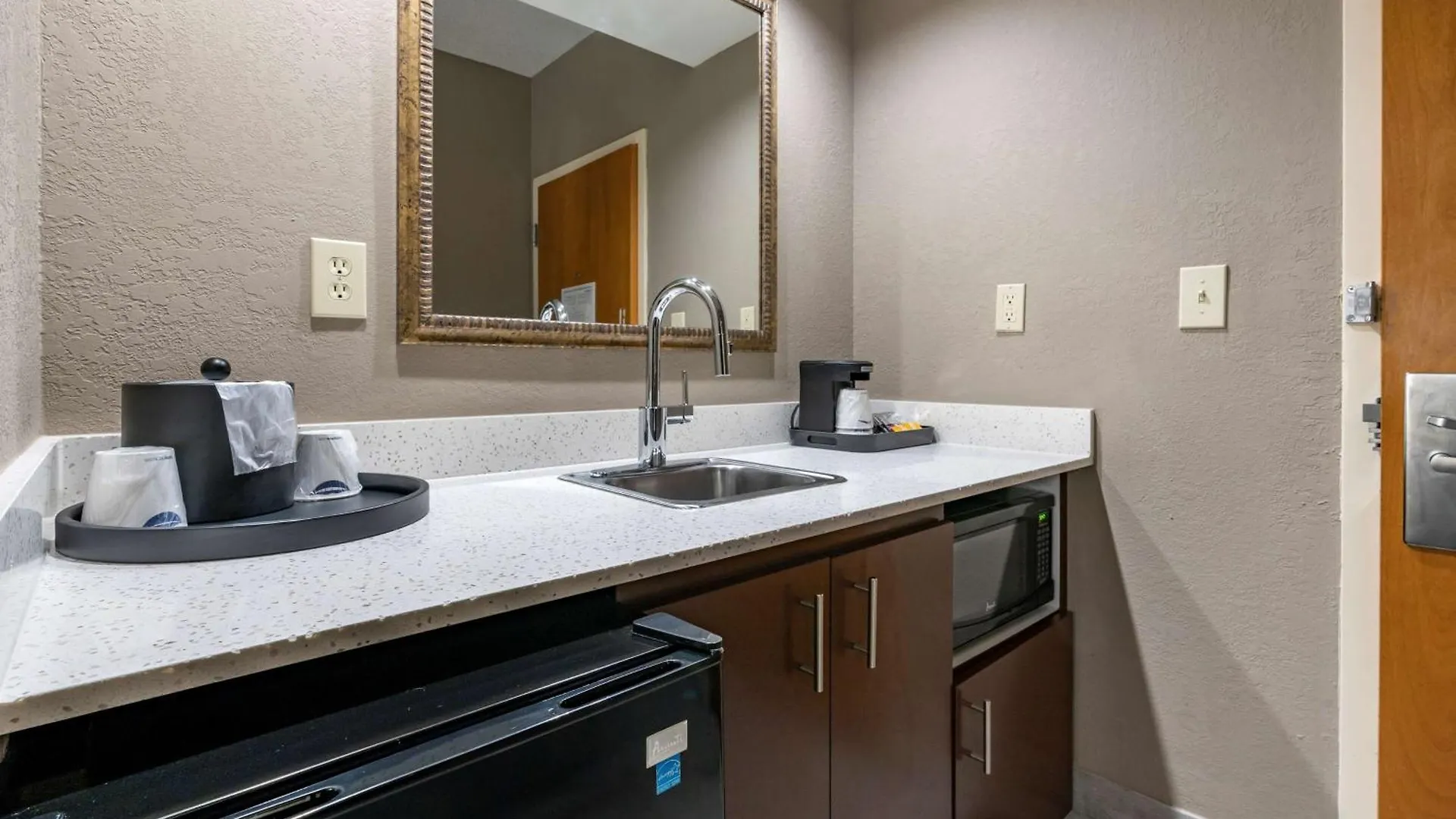 Hampton Inn & Suites Louisville East Hotel