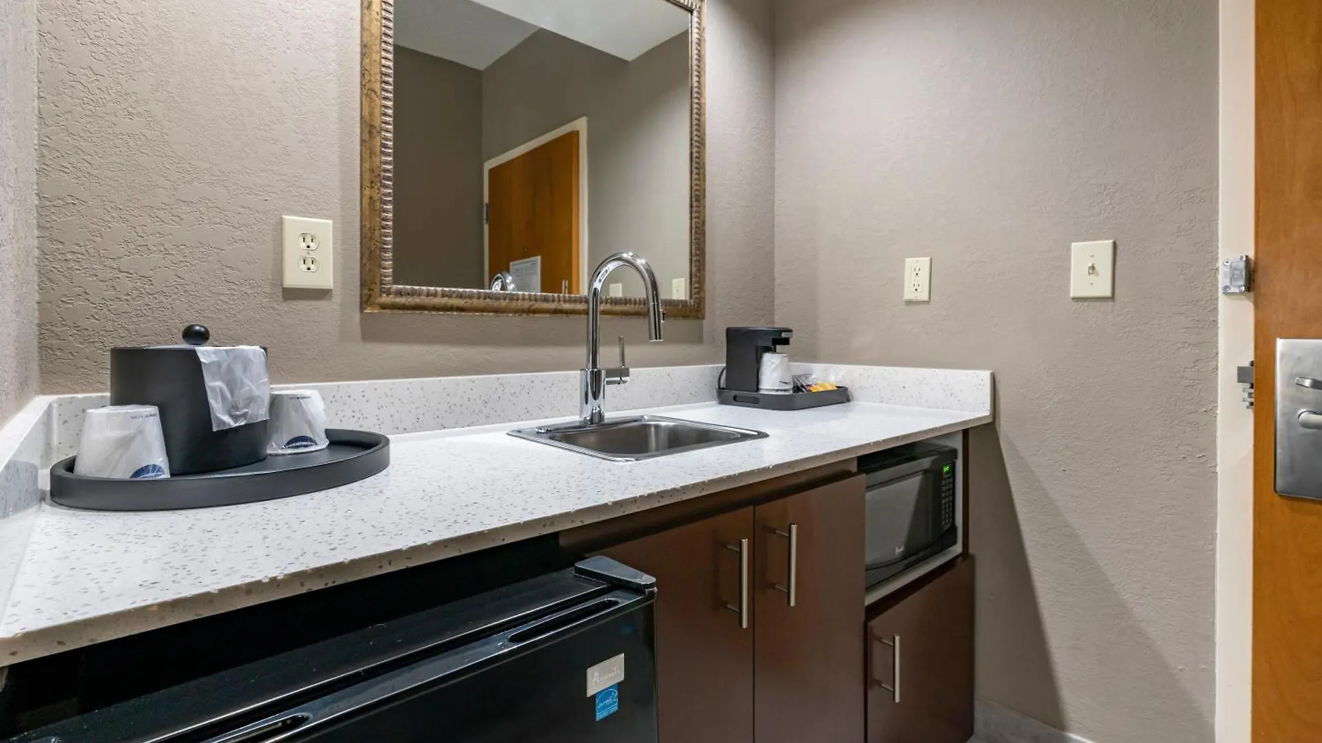 Hampton Inn & Suites Louisville East Hotel